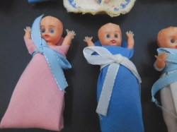 lot 8 baby dolls blanket e